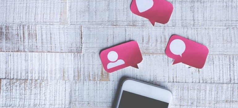 Foto yang mewakili notifikasi media sosial yang keluar dari smartphone