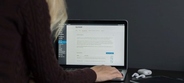 Eine blonde Frau, die Nofollow-Links in WordPress-Navigationsmenüs hinzufügt