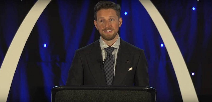 Foto di Matt Mullenweg in piedi dietro un podio al WordCamp US 2019.