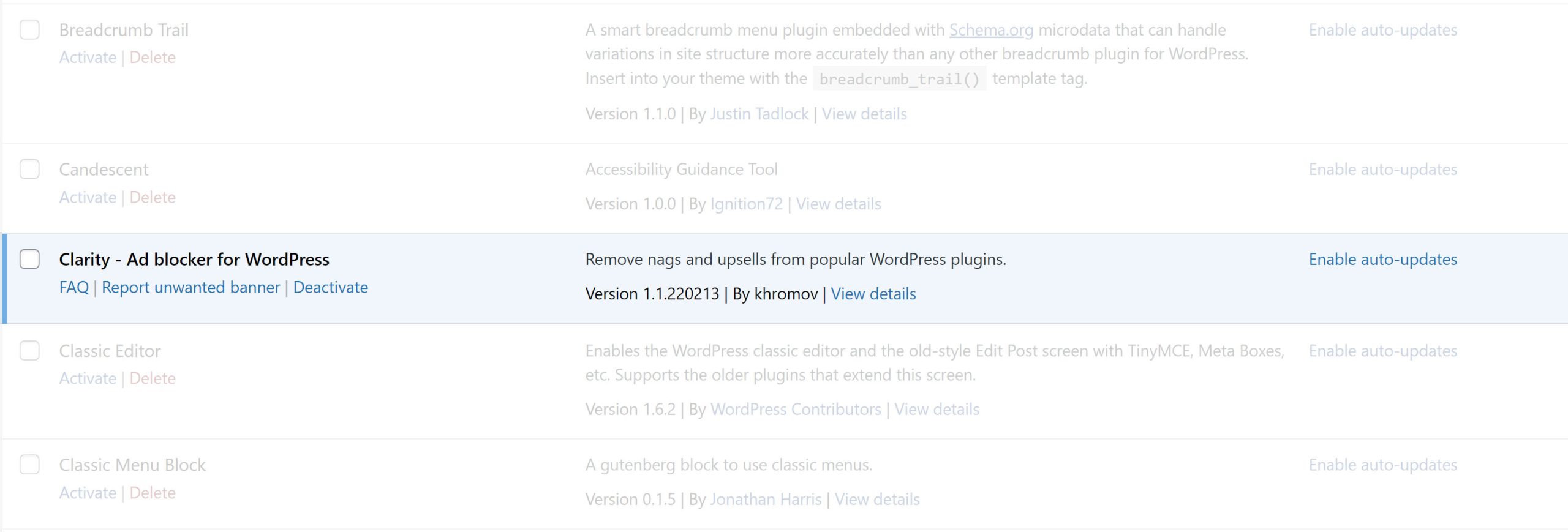 Verwaltungsbildschirm für WordPress-Plugins. Das Clarity-Plug-in ist hervorgehoben und hat einen zusätzlichen Link zum Melden und unerwünschten Banner.