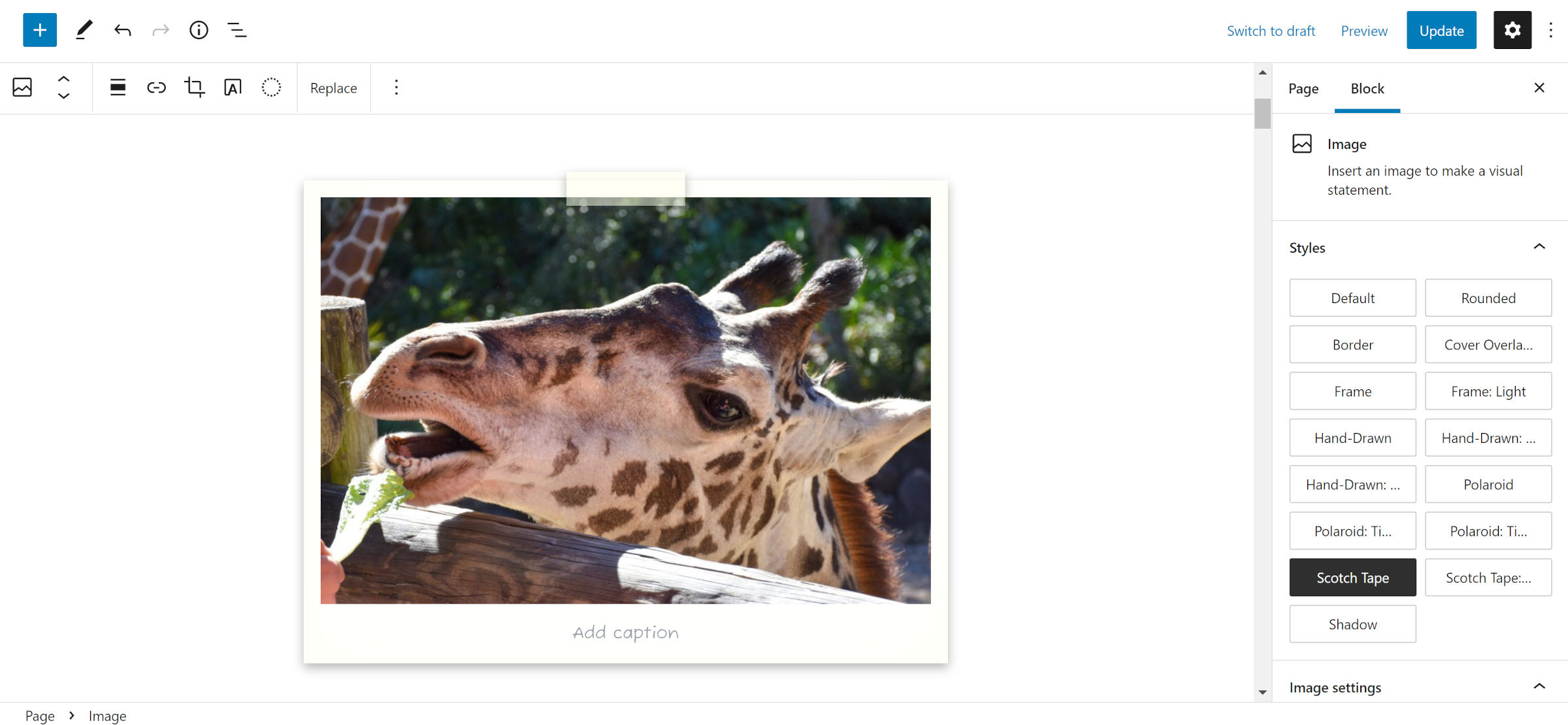 Polaroid tarzı bir çerçeve ve onu tutan bir bant parçası ile WordPress düzenleyicide bir zürafanın fotoğrafı.