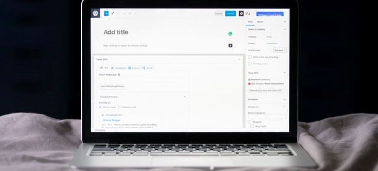 Laptop dengan halaman WordPress terbuka di atasnya