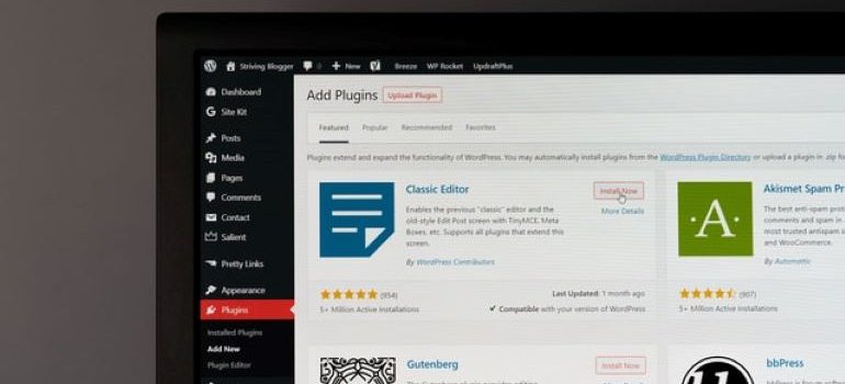 Yüklü eklentileri olan bir WordPress yönetici sayfası