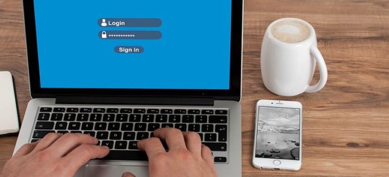 Bir web sitesinde oturum açma bilgilerini yazan bir kişi