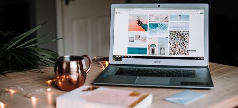 Ein Laptop auf einem Schreibtisch, auf dem unsplash.com geöffnet ist