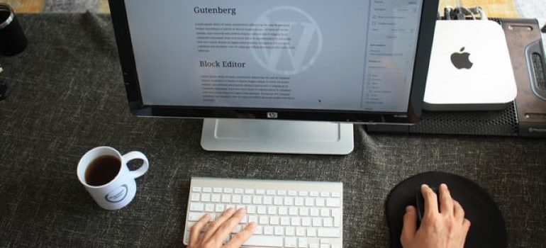 شخص يكتب مدونة على الكمبيوتر