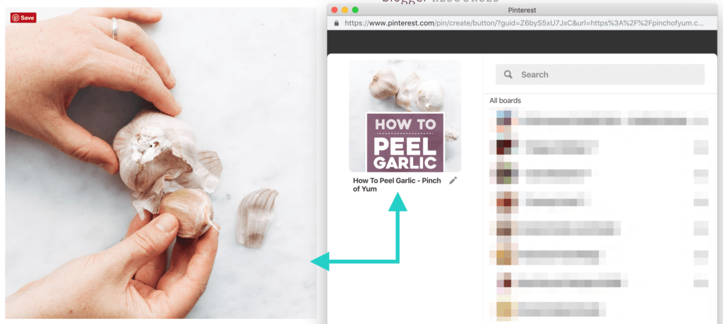 Perbandingan antara gambar yang diklik (tangan memegang kepala bawang putih) dengan gambar yang akan disimpan ke Pinterest (text overlay gambar Cara Mengupas Bawang Putih)