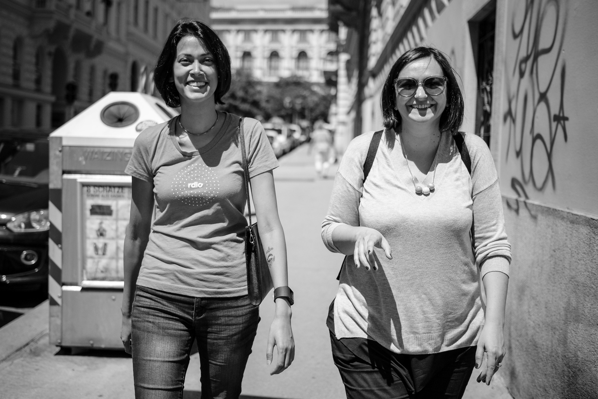 Josepha Haden e Francesca Marano andando por Viena