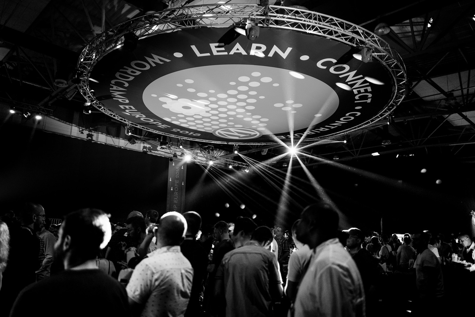 Pessoas dançando na festa WordCamp Europe