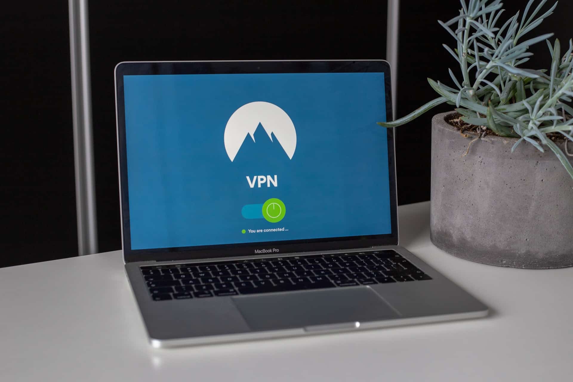 แล็ปท็อปเชื่อมต่อกับ VPN