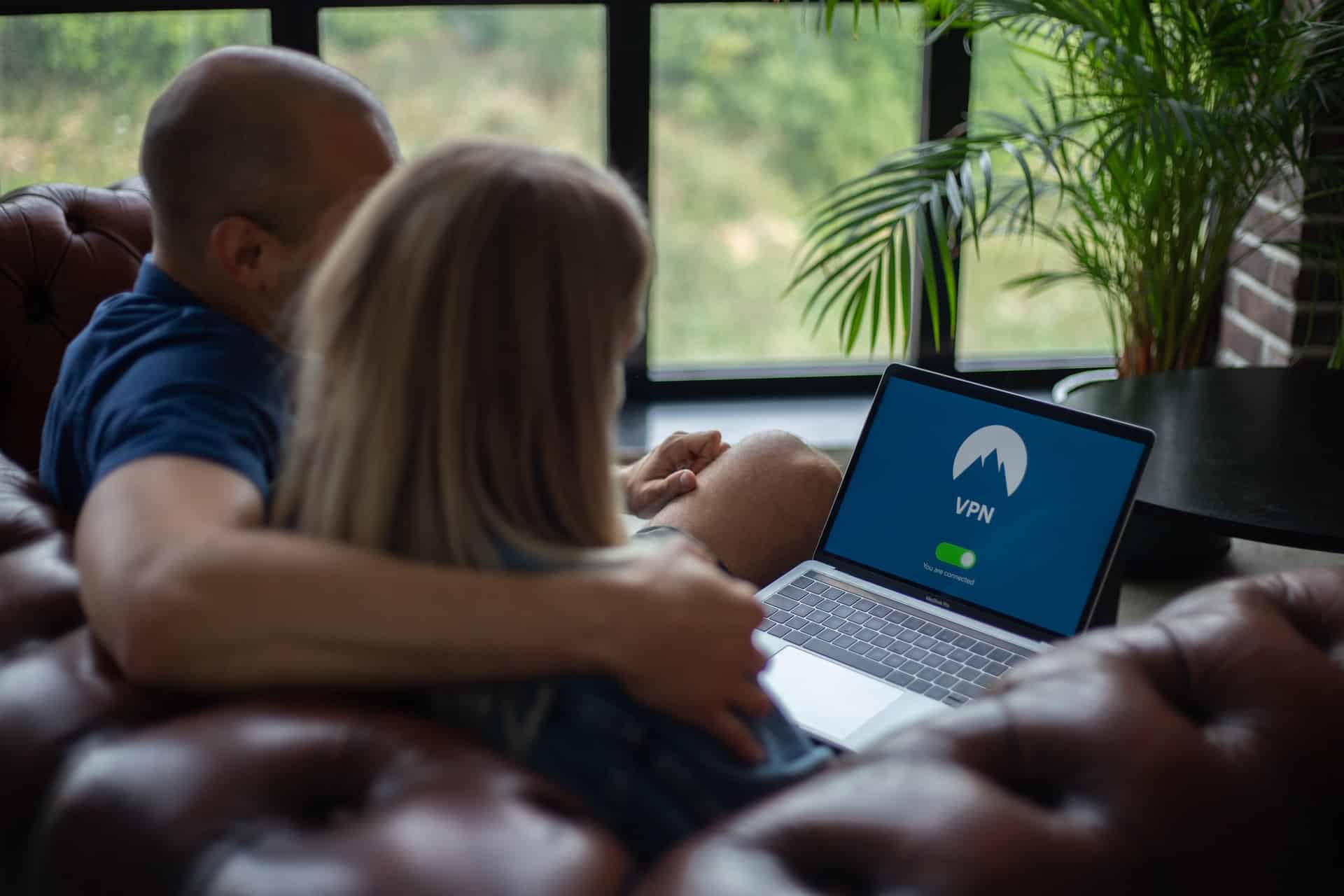 Pessoas usando VPN no laptop
