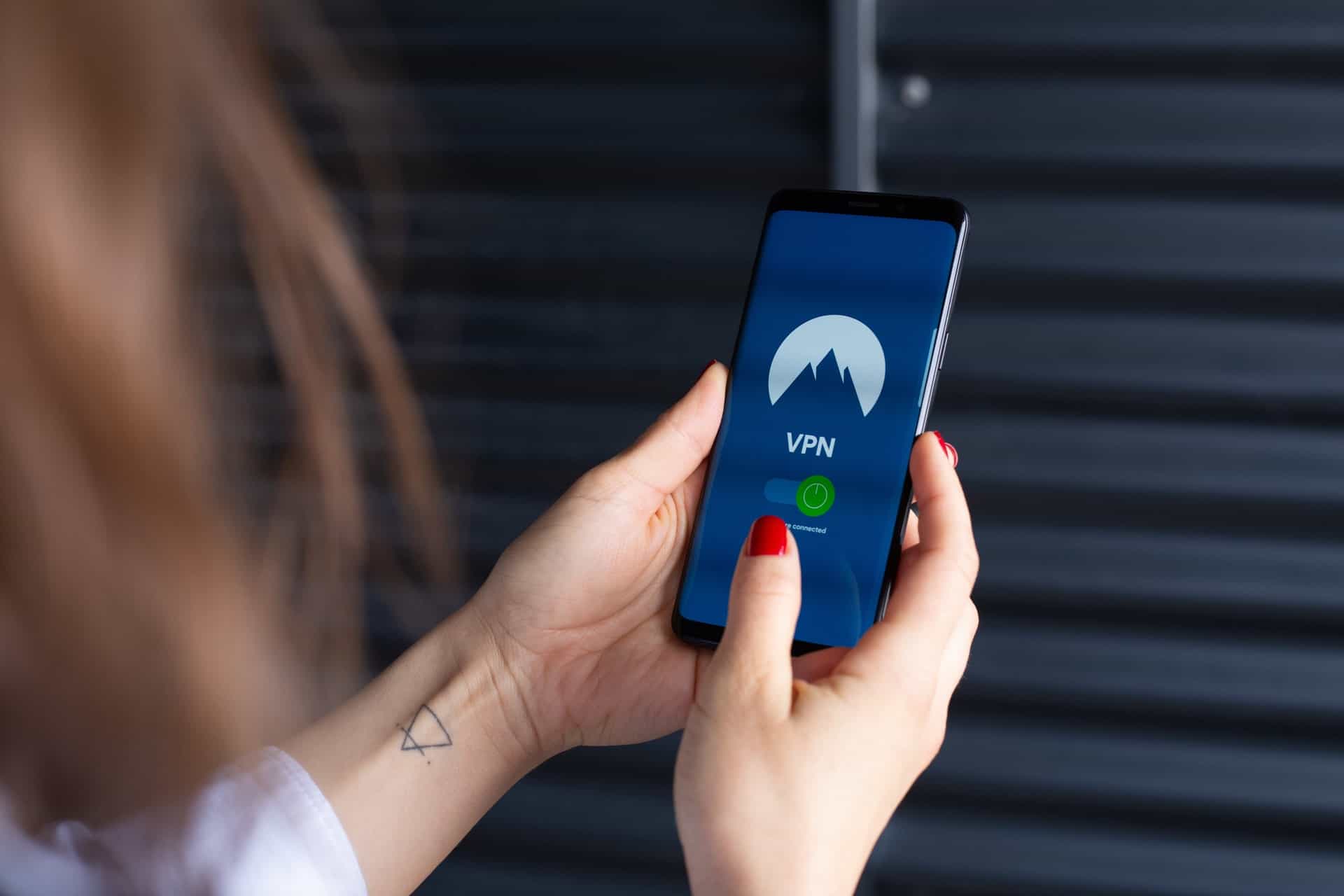 Mulher usando VPN no telefone
