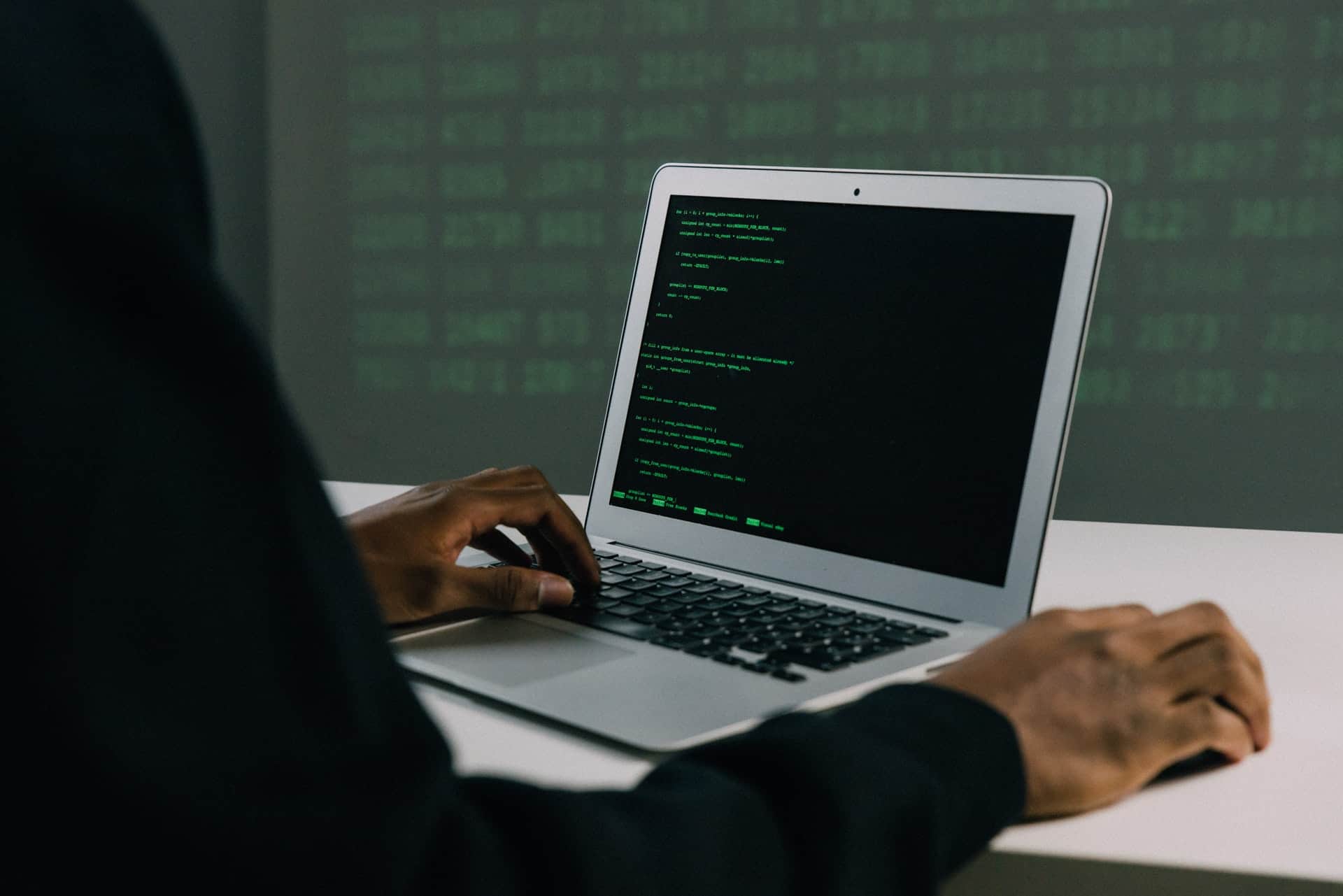Hacker menggunakan laptop