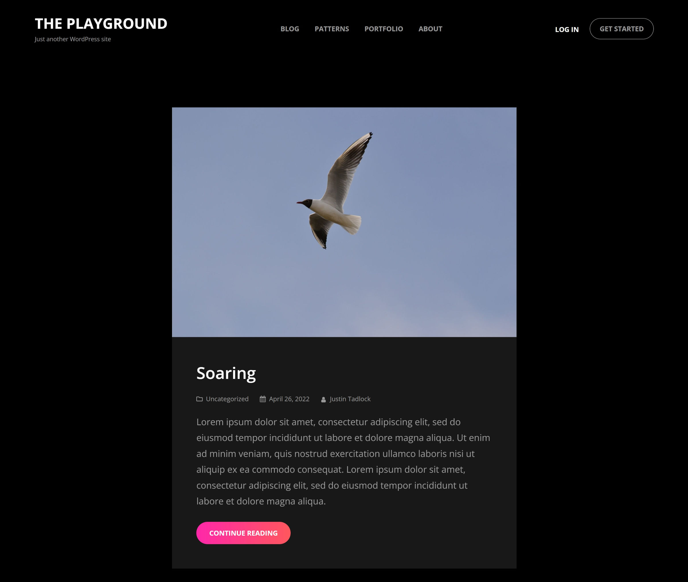 Desain tema WordPress gelap yang menampilkan tajuk dan kutipan posting blog dengan gambar unggulan burung.