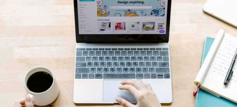 Person, die eine Kaffeetasse in der linken Hand hält und mit der rechten Hand durch eine WordPress-Website mit einklappbarem Seitenleistenmenü blättert
