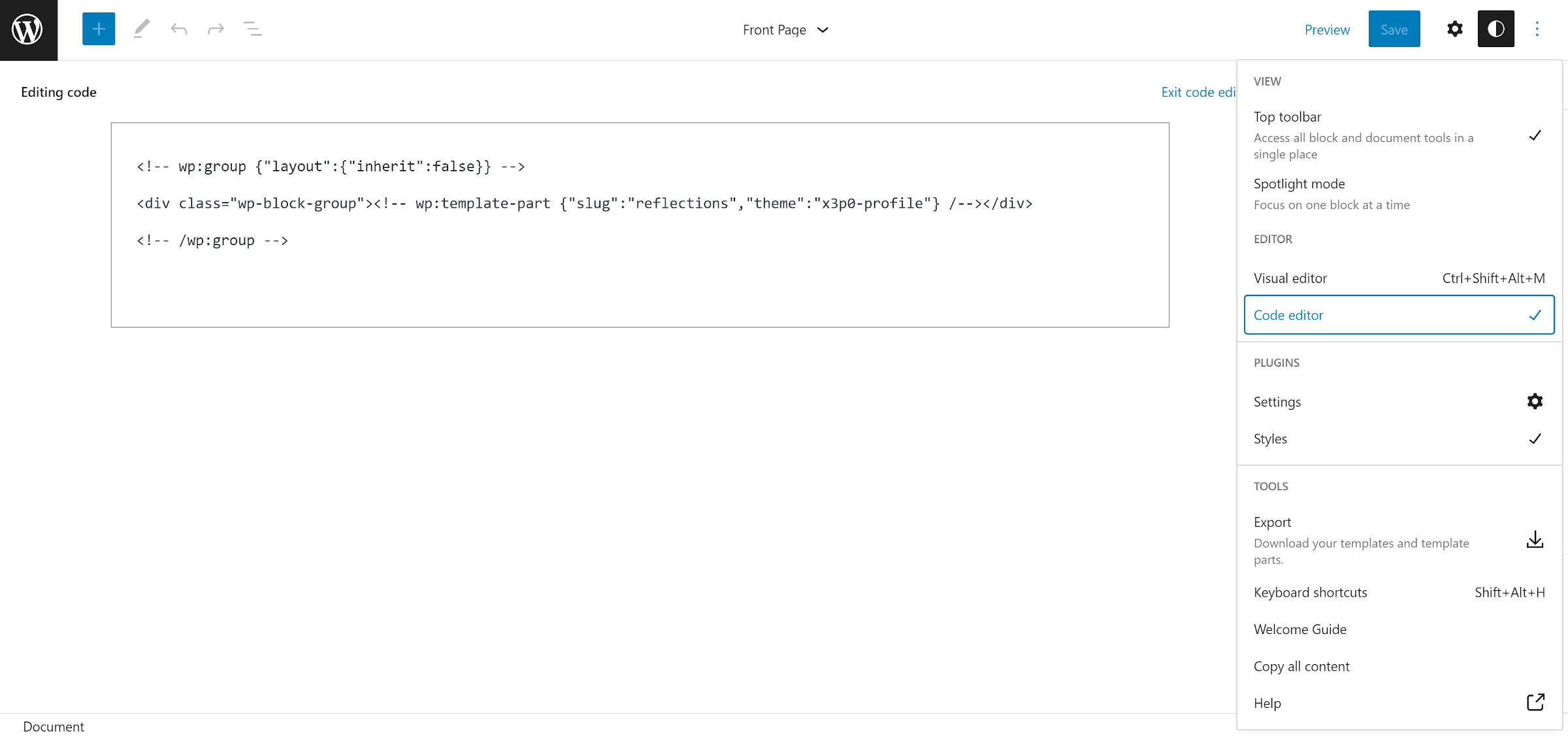 Editor del sito WordPress con la vista di modifica del codice aperta.