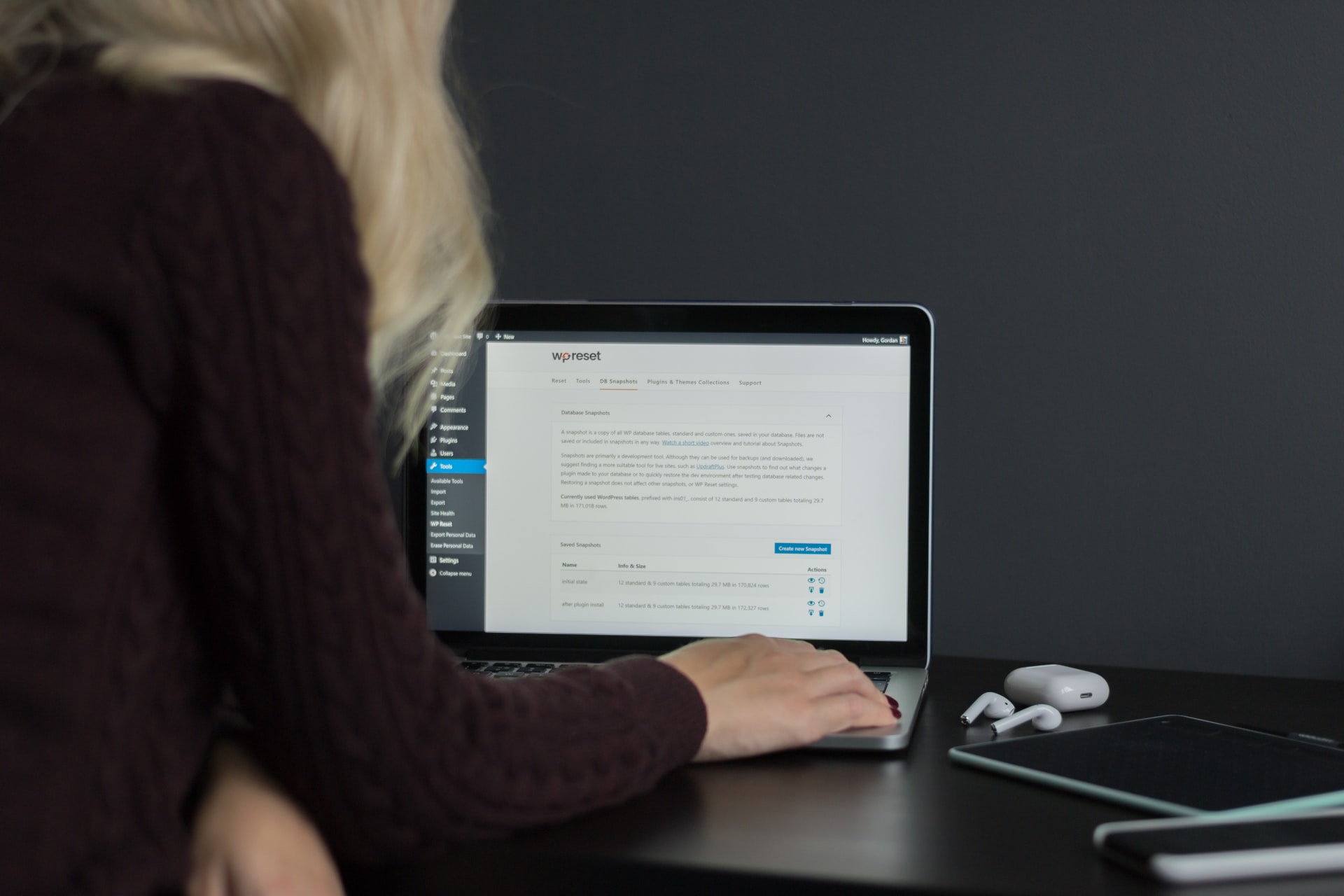 Ragazza che utilizza wordpress sul laptop