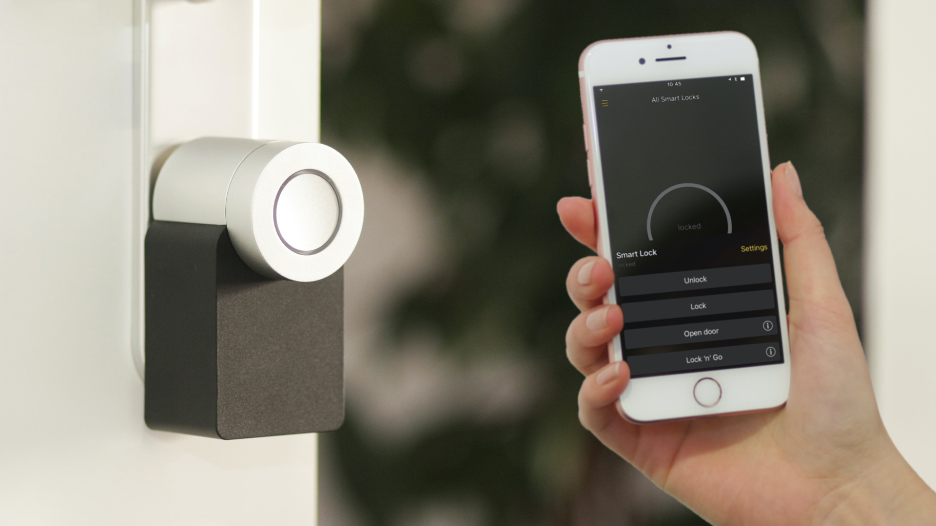pessoa usando um smartphone para abrir um smartlock