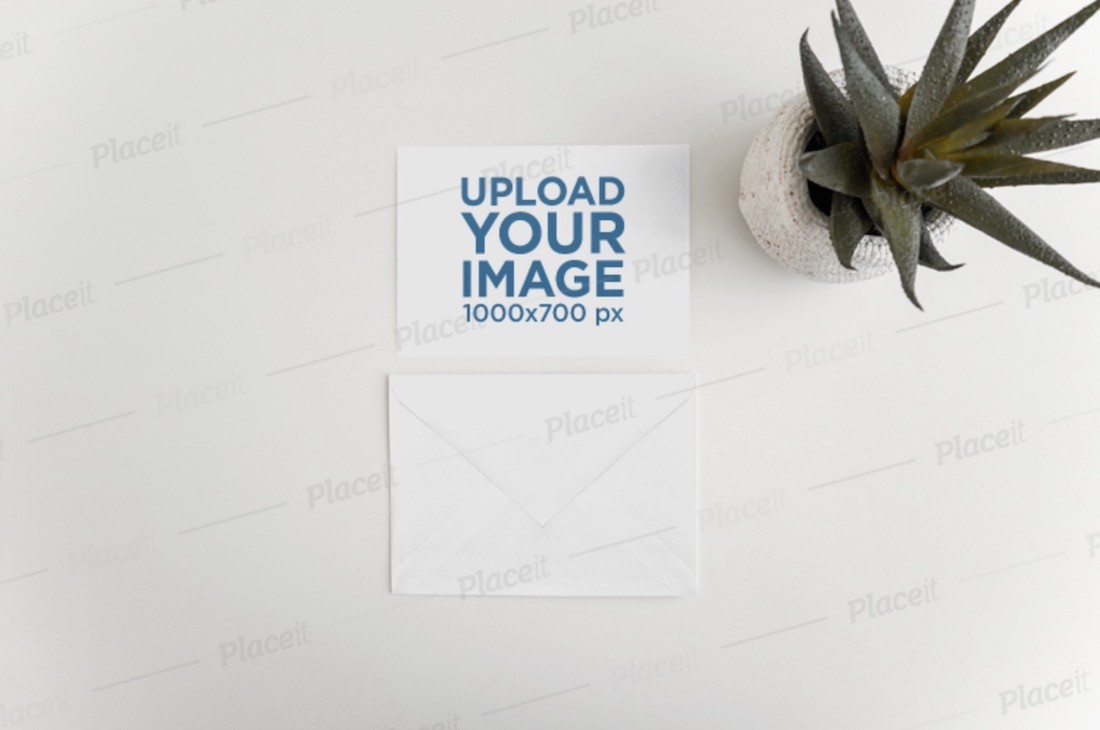 modell einer postkarte und eines umschlags mit einer wüstenpflanze