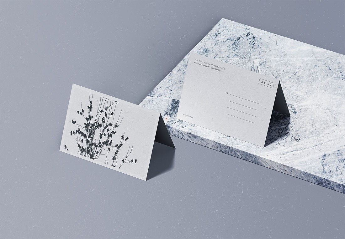 Gefaltete Postkarte PSD Mockup kostenlos