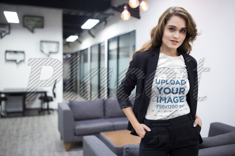 wanita korporat mengenakan t-shirt dan mockup blazer