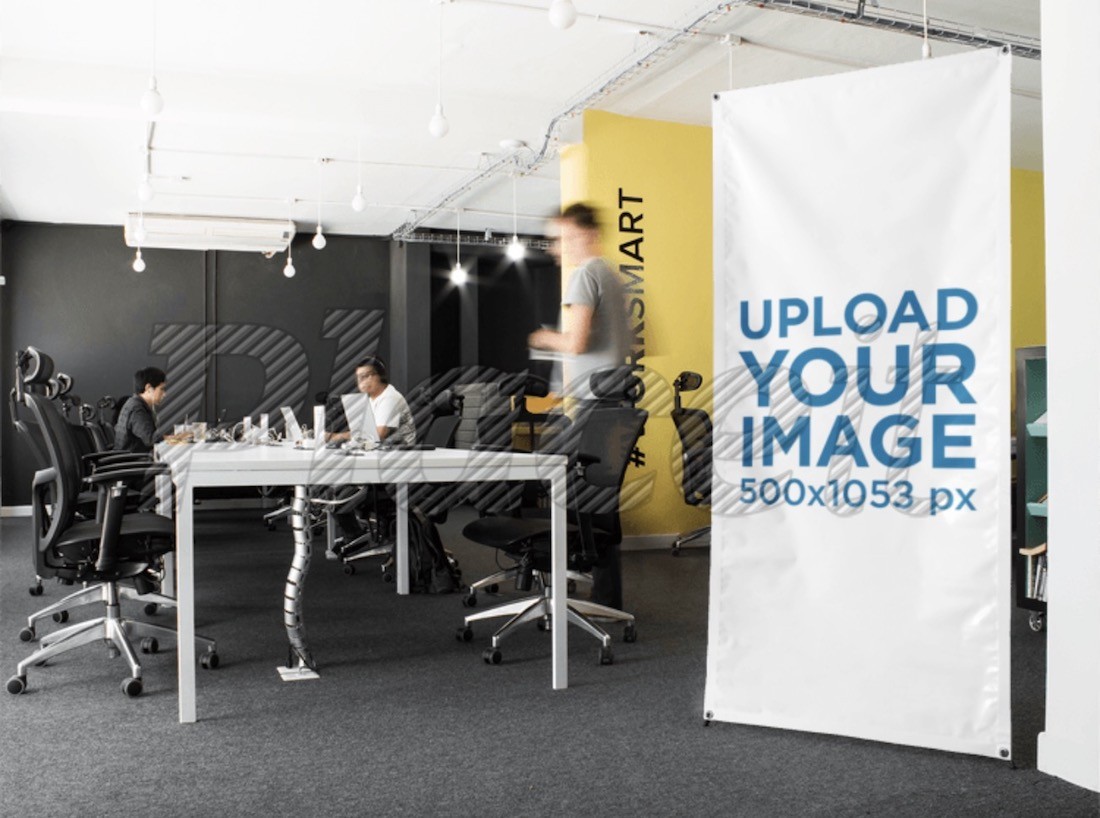 mockup spanduk vertikal di kantor kreatif