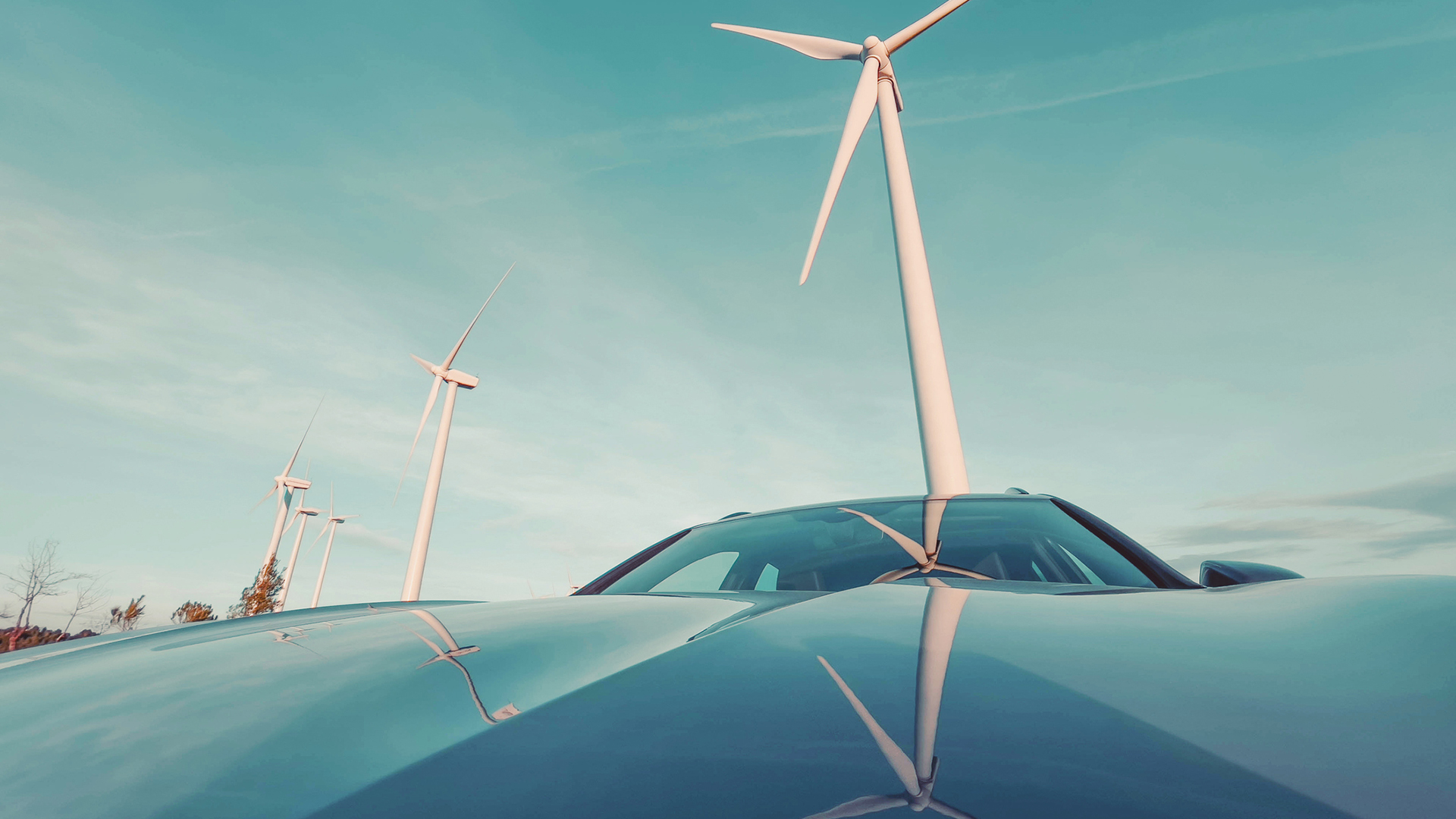 voiture électrique passant devant un moulin à vent