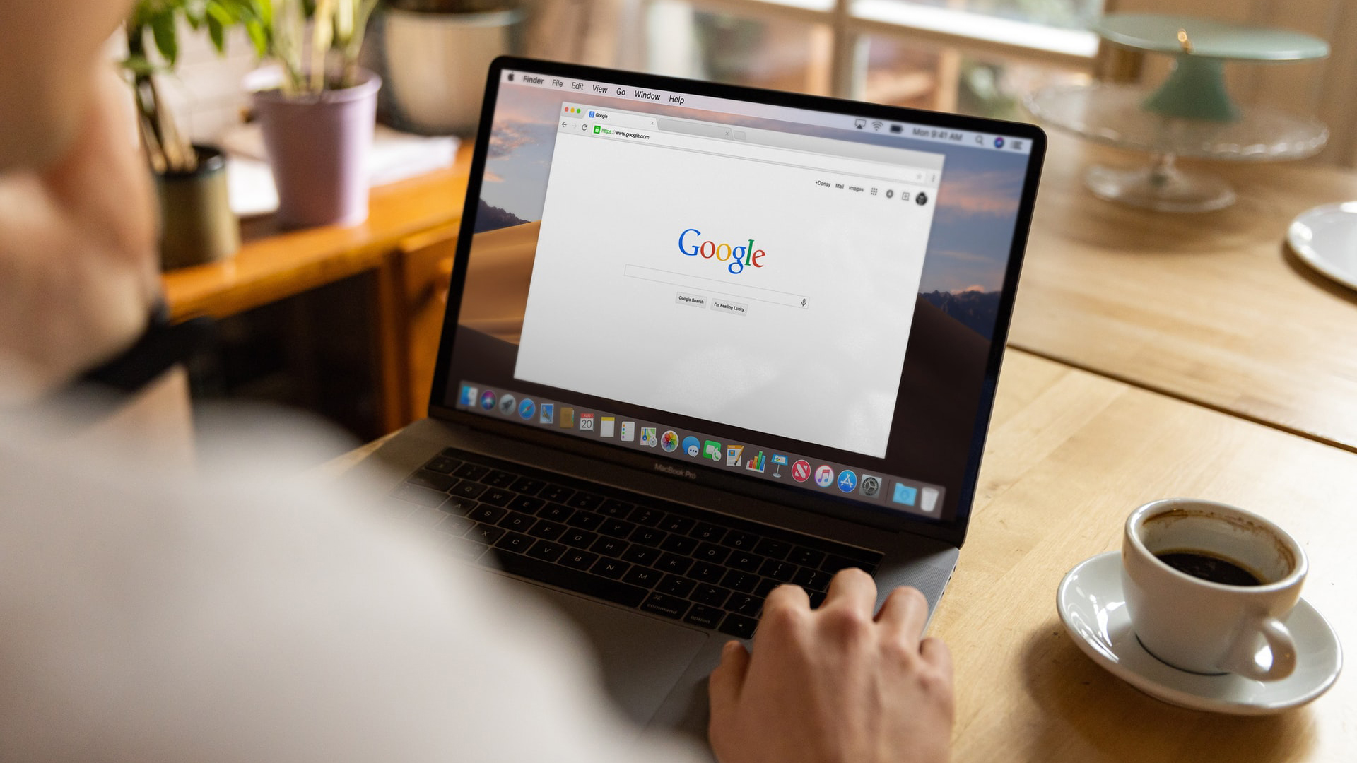 portátil abierto en la página de inicio de Google