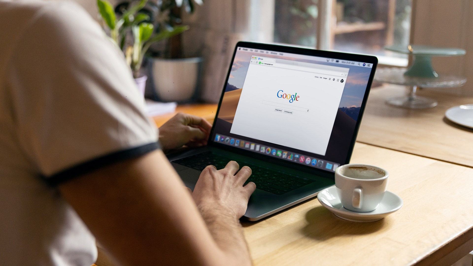 Google'da arama yapan arkadan görüntülenen adam