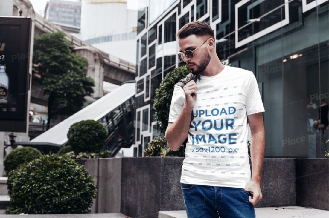 maquette de t-shirt représentant un homme élégant dans la ville