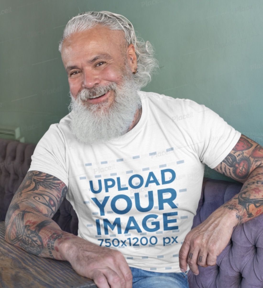 maquette de t-shirt avec un homme senior tatoué