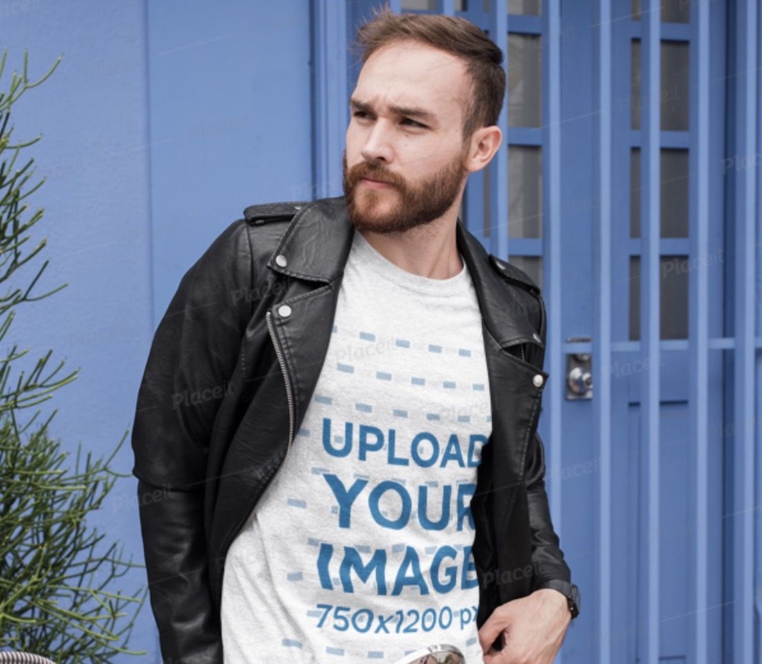 maquette de t-shirt d'un homme barbu avec une veste en cuir