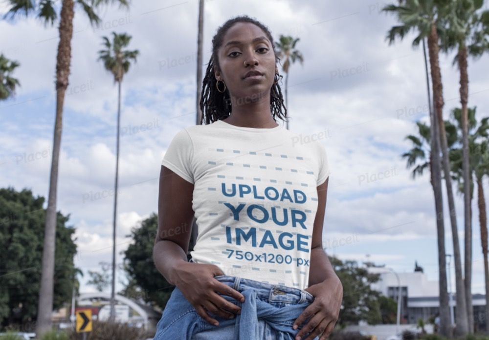 maquette de t-shirt d'une femme portant du denim