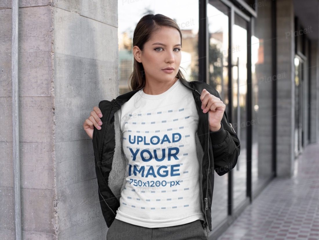maquette d'une femme portant un t-shirt sous son blouson