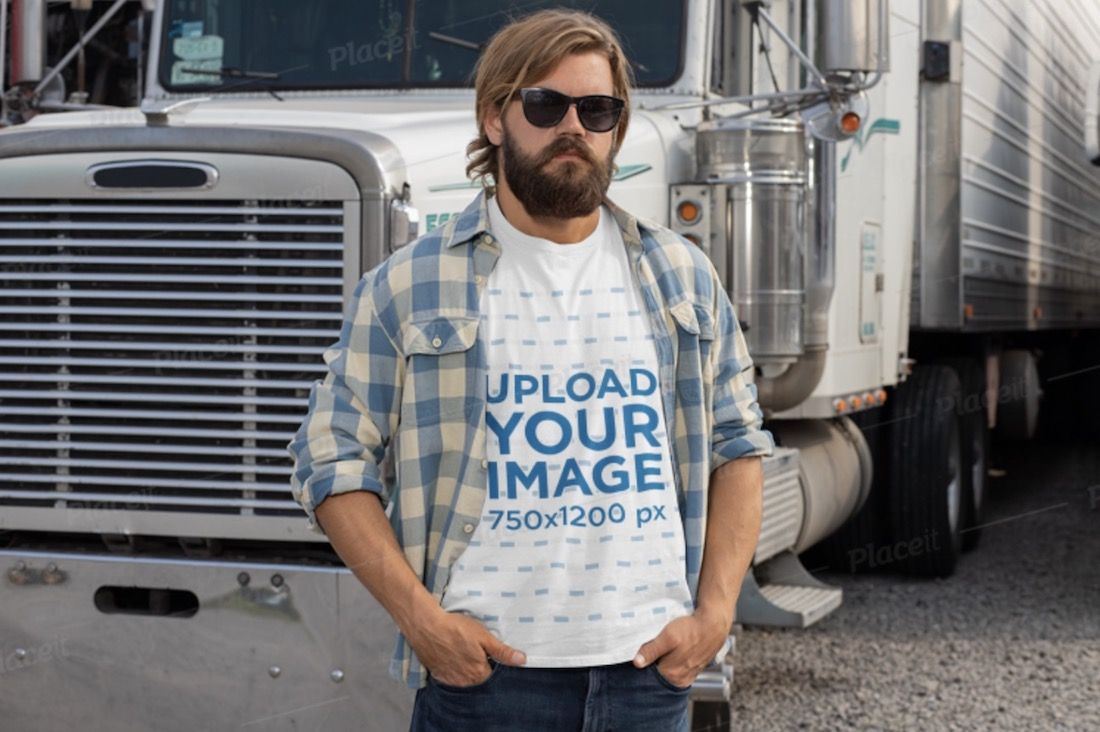 homme portant un t-shirt et posant devant son camion