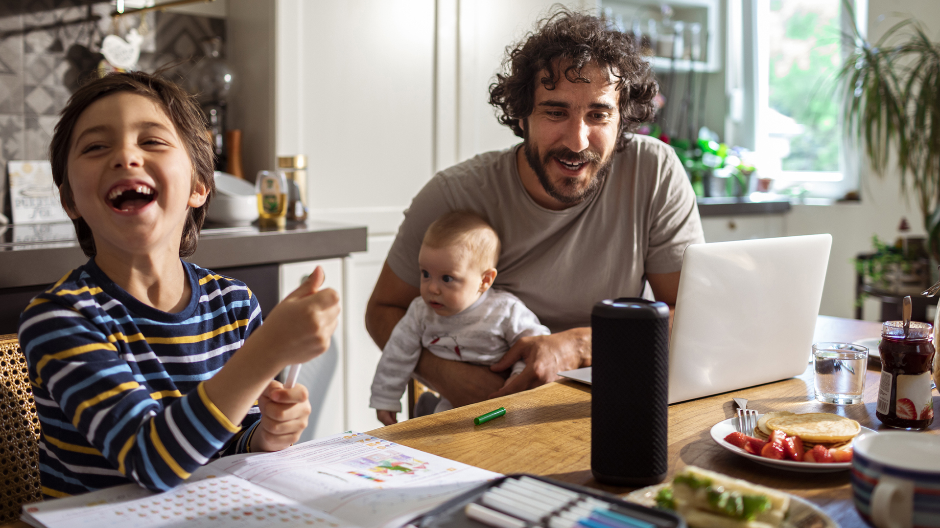 famiglia a casa utilizzando un assistente virtuale