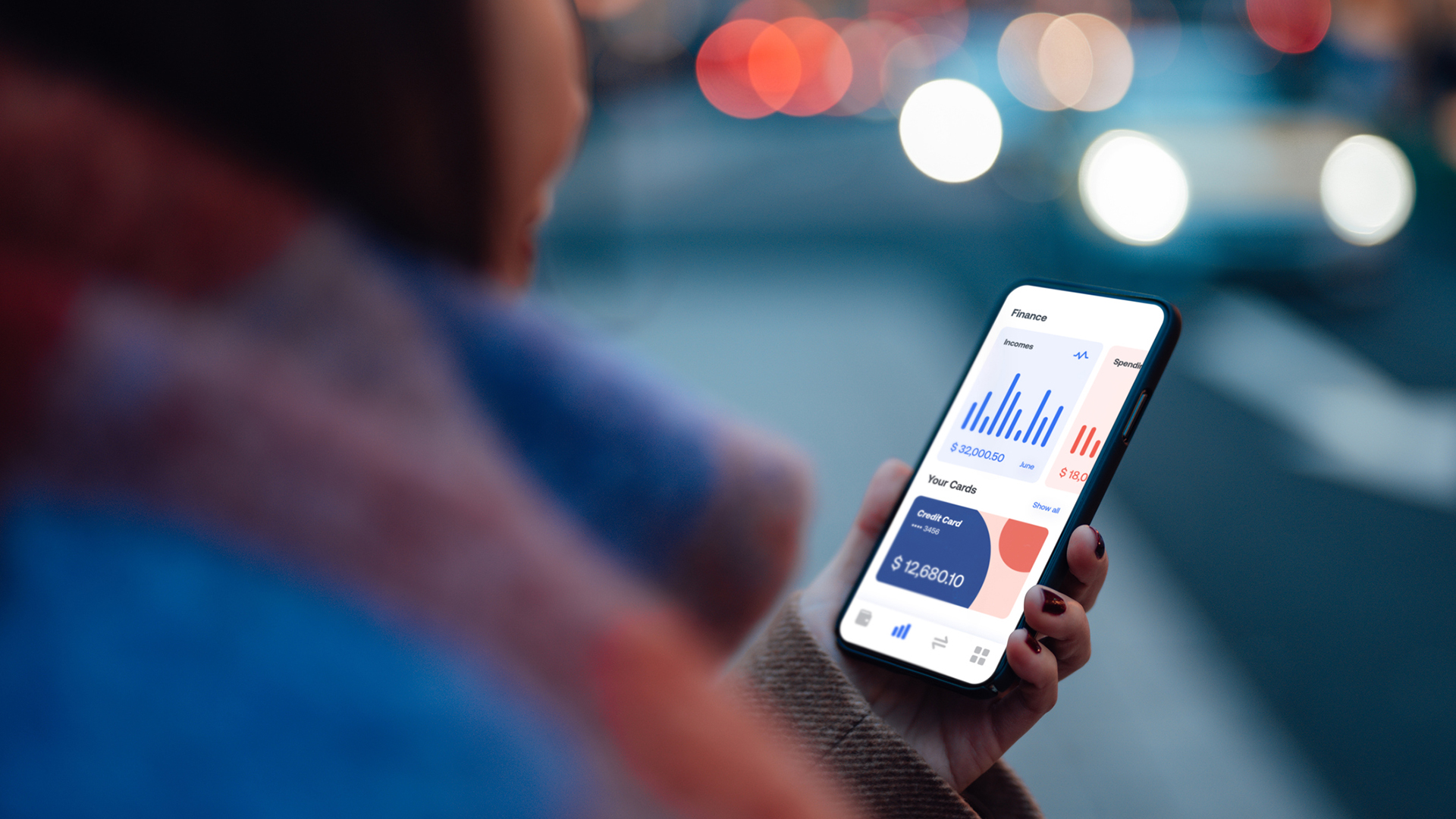 donna che guarda un'app fintech