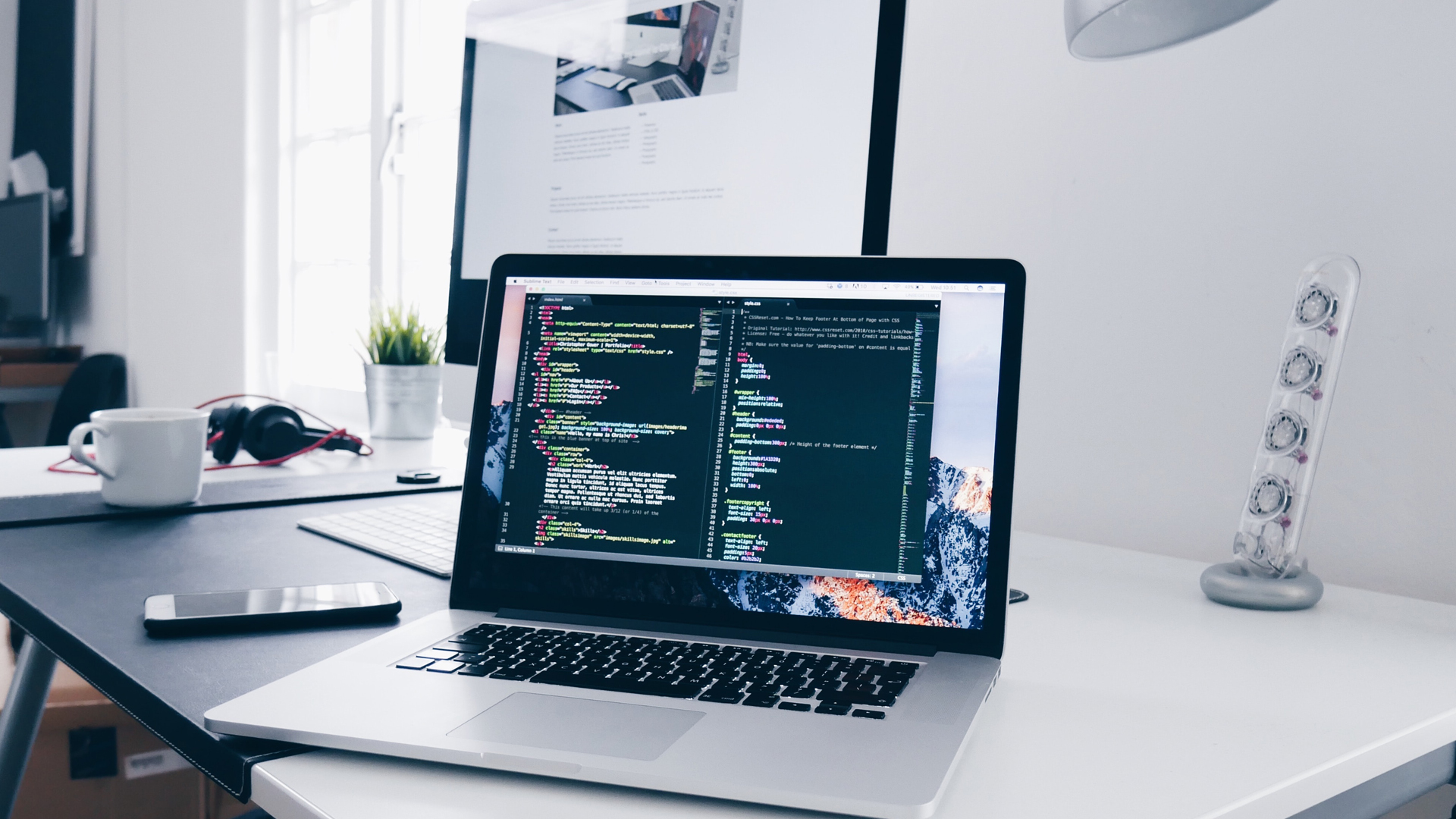 JavaScript em execução em um laptop em uma mesa em casa