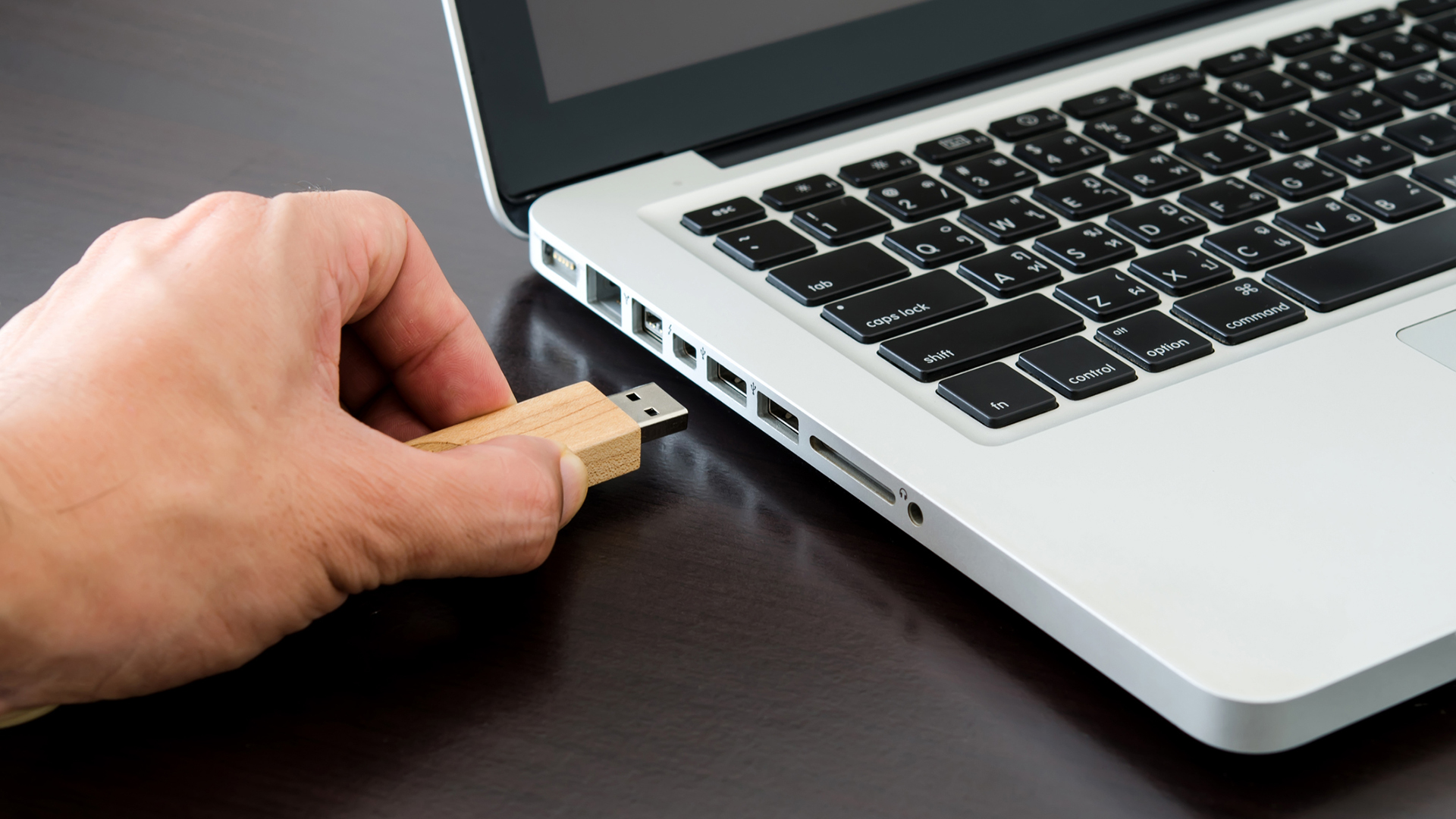 unidad flash utilizada en una computadora portátil Apple