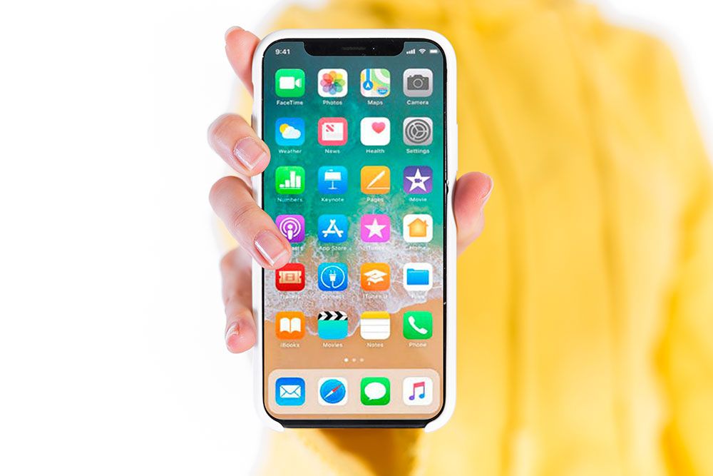 拿着 iphone x 样机的手