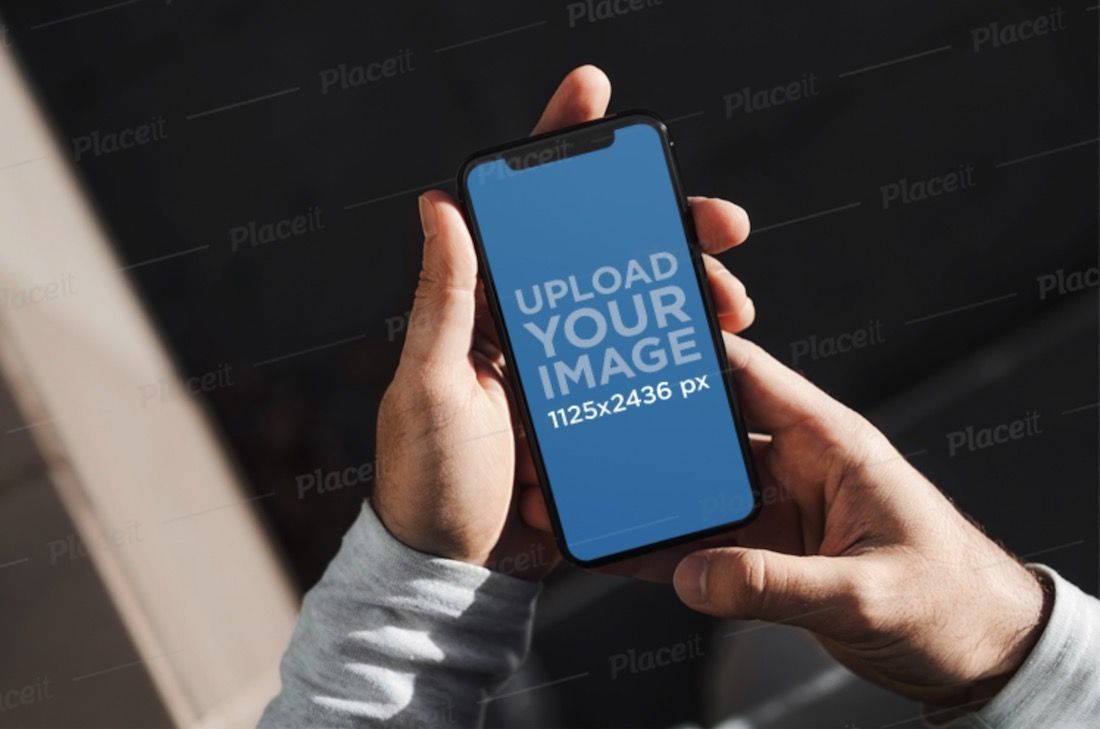 一个男人双手拿着 iphone 11 pro 的模型