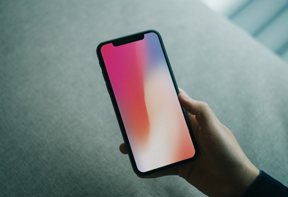 手拿着 iphone x psd 样机