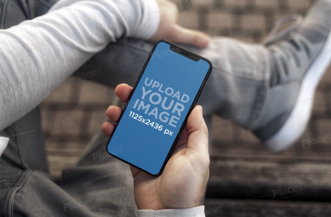 一个拿着 iphone 11 pro 的年轻人的模型
