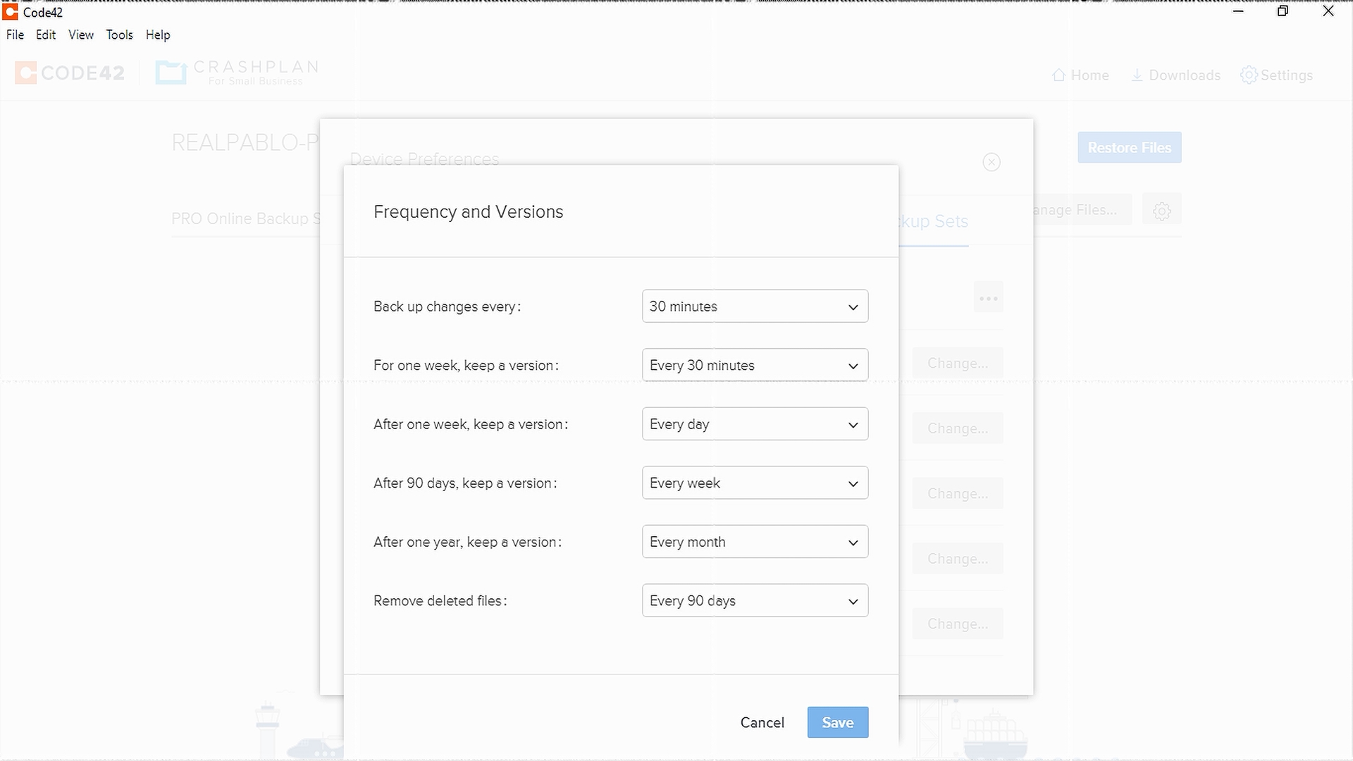 Captura de pantalla que muestra la configuración emergente de frecuencia y versiones de CrashPlan