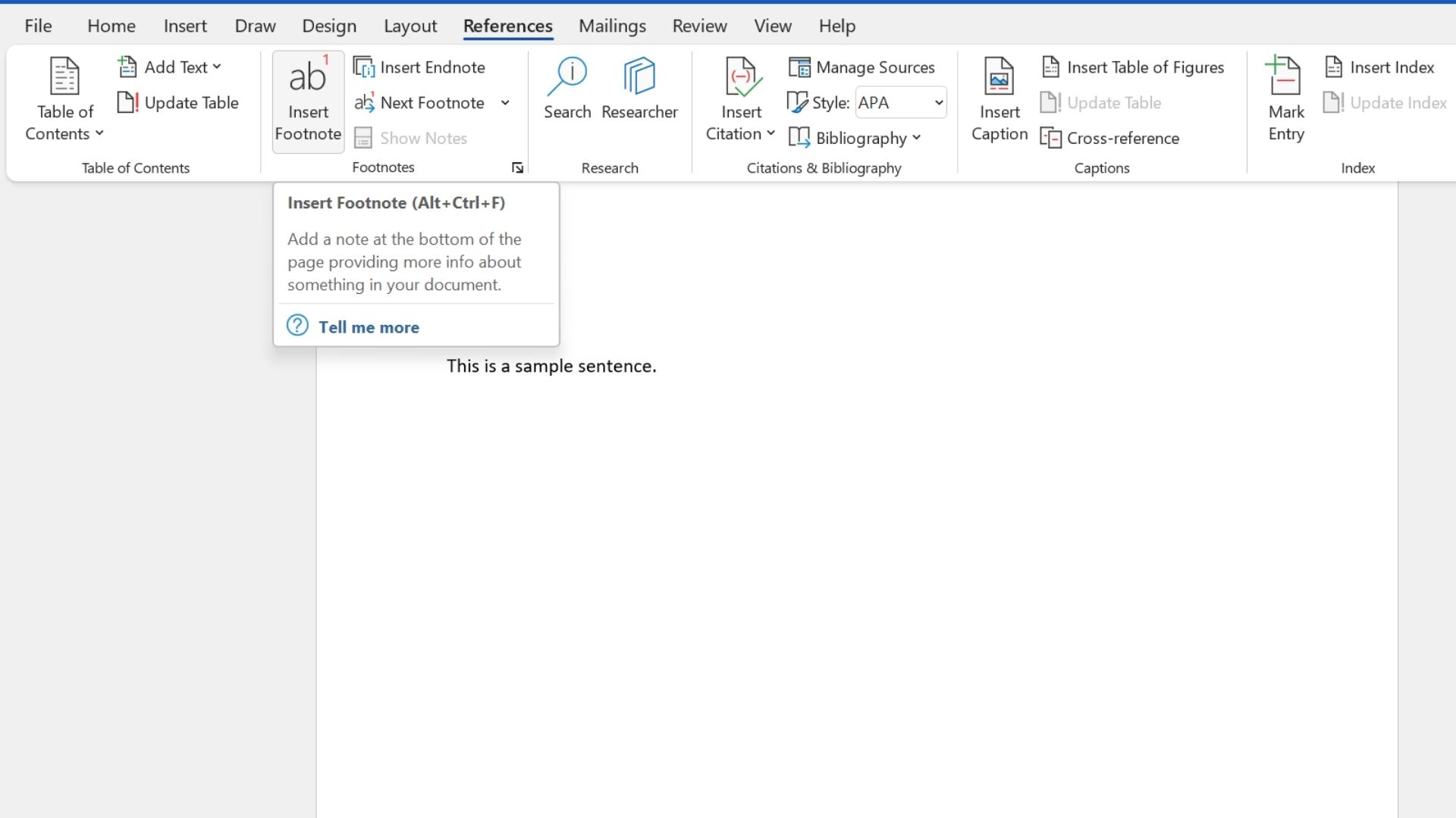Membuka tab Referensi untuk menyisipkan catatan kaki di Microsoft Word