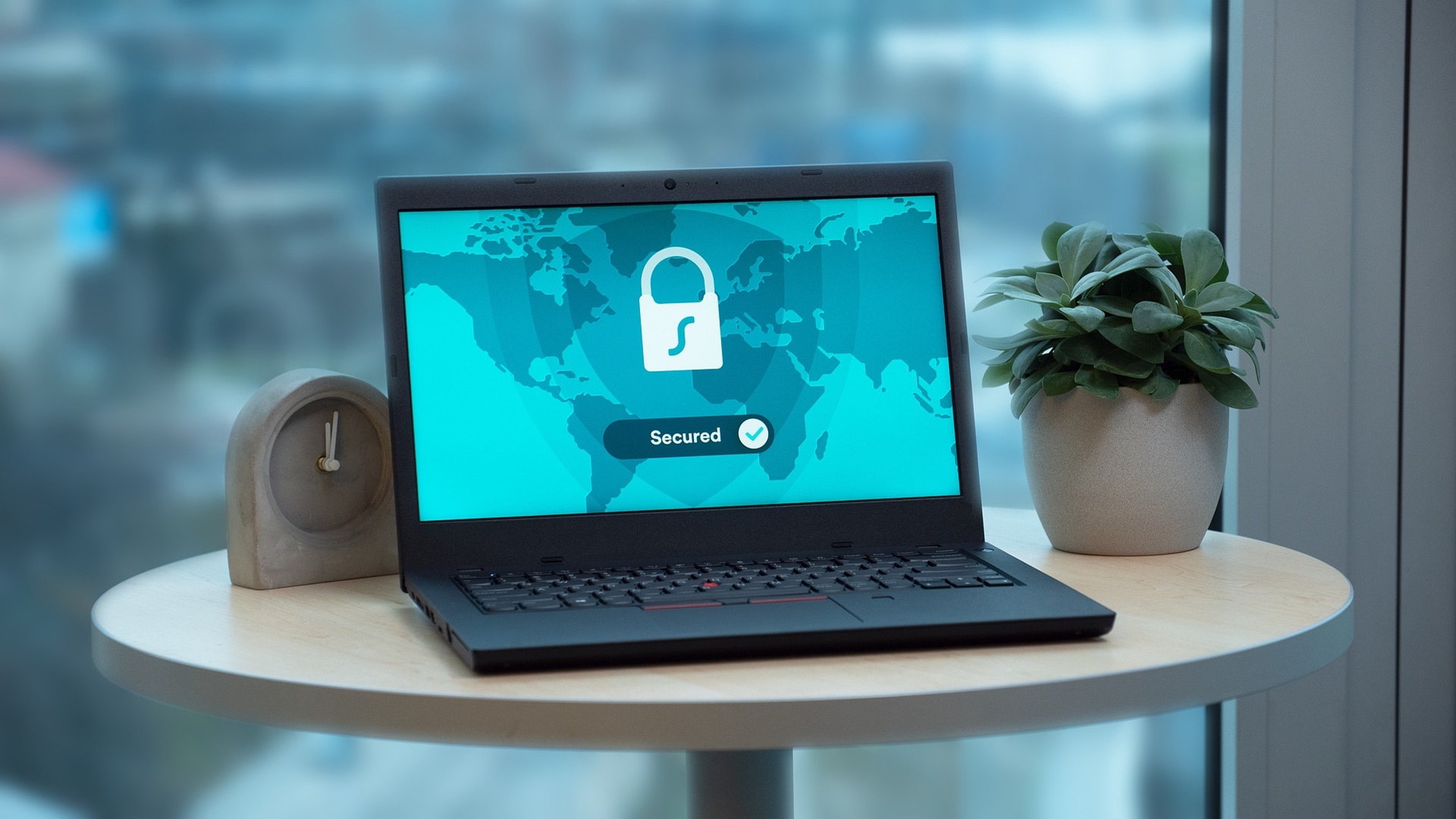 Computadora portátil en la mesa con "Secured" escrito y candado en la pantalla