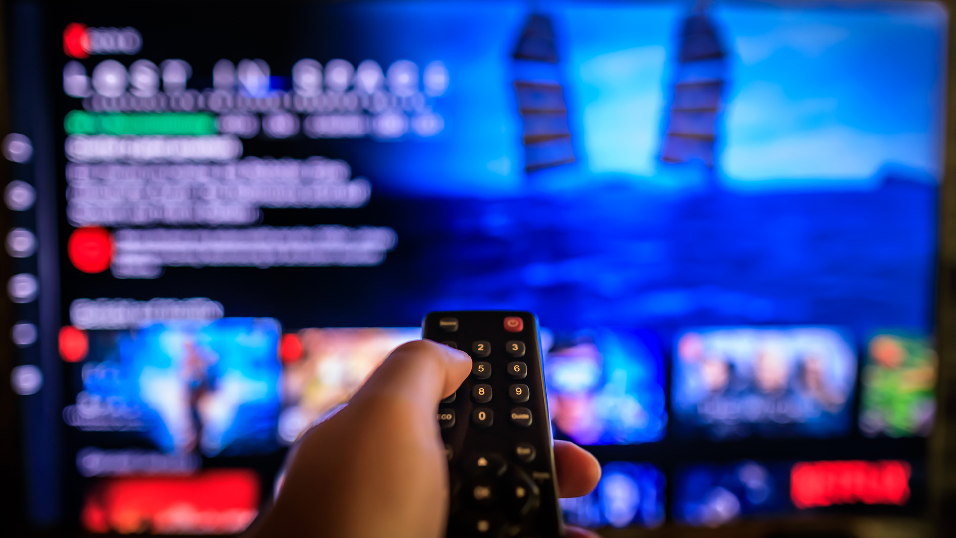 homem usando controle remoto com netflix