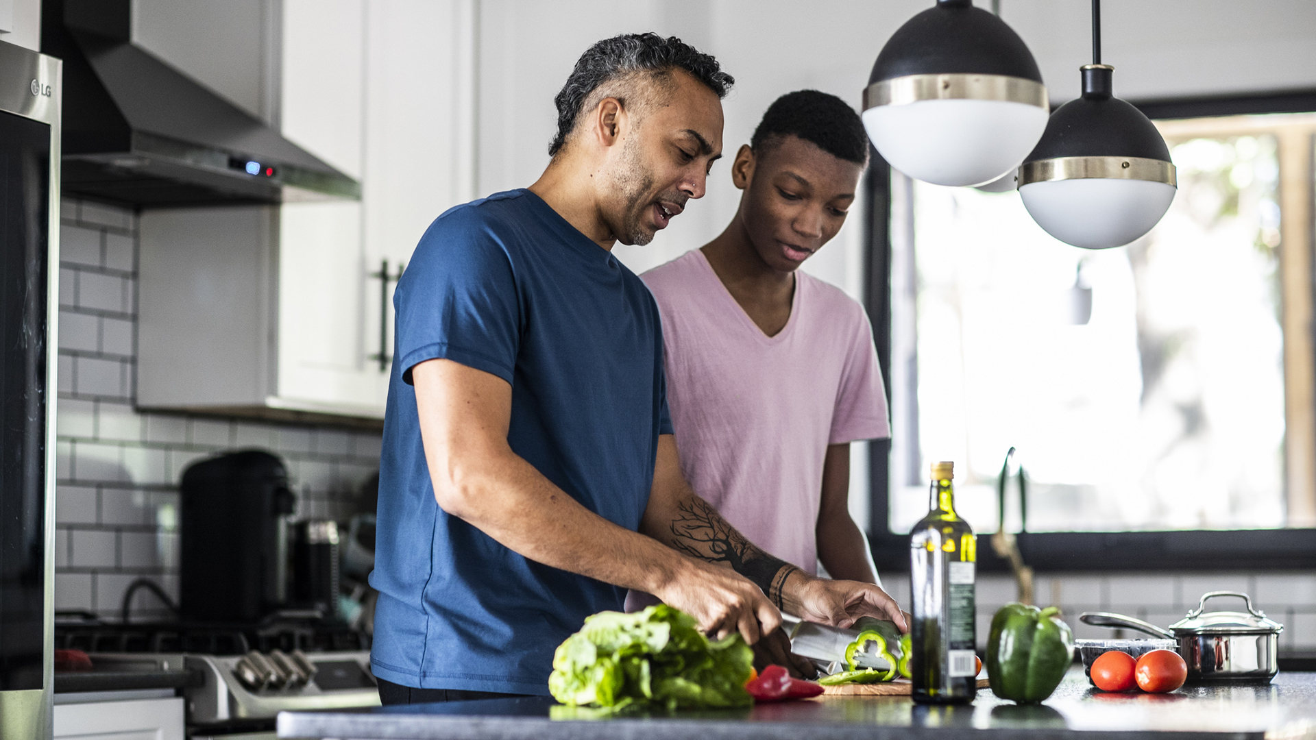 homens cozinhando na cozinha