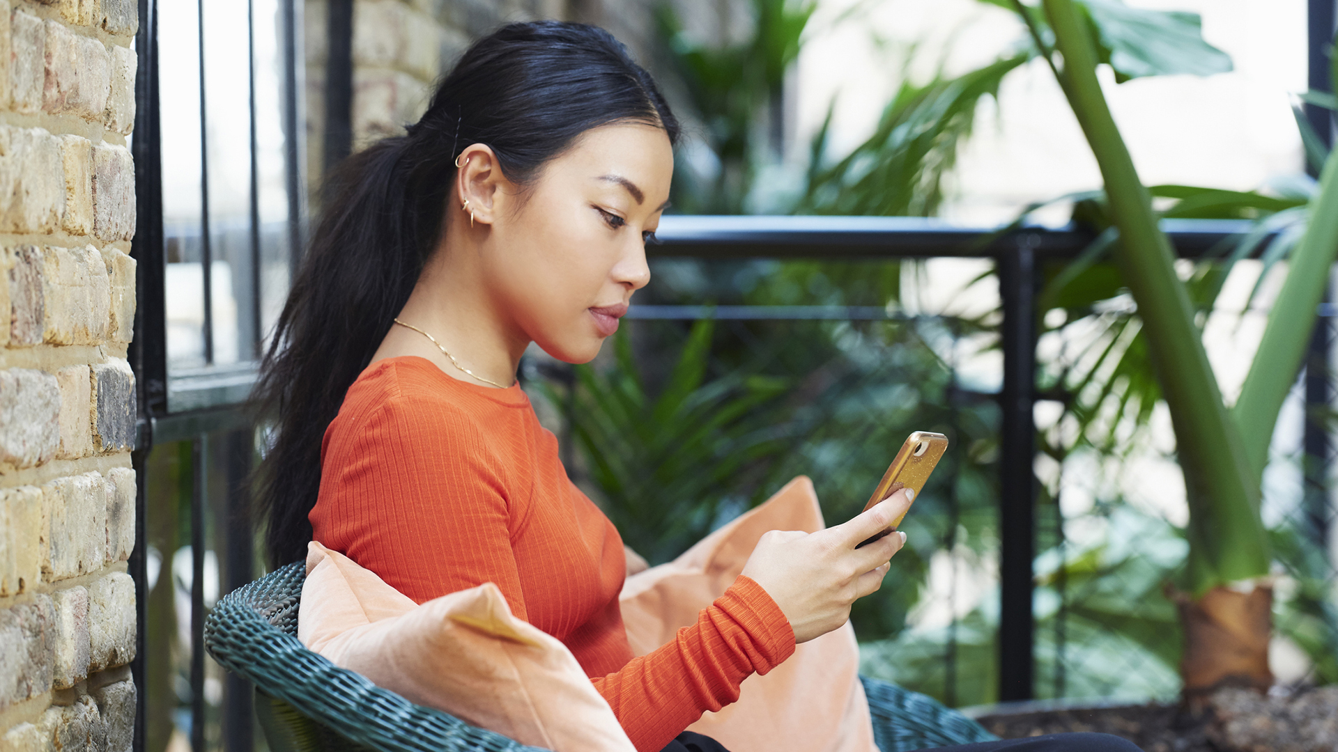 mulher navegando e-mail em seu smartphone