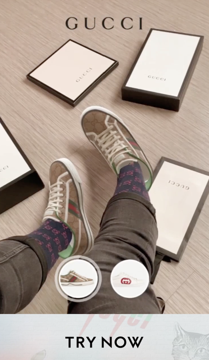 Estágios do funil de marketing - filtro AR do snapchat mostrando sapatos virtuais nos pés dos clientes Marketing Funnel Stages - snapchat AR filter showing virtual shoes on customers feet
